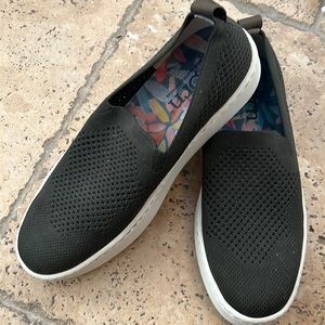 Born slip on knit shoes like new!